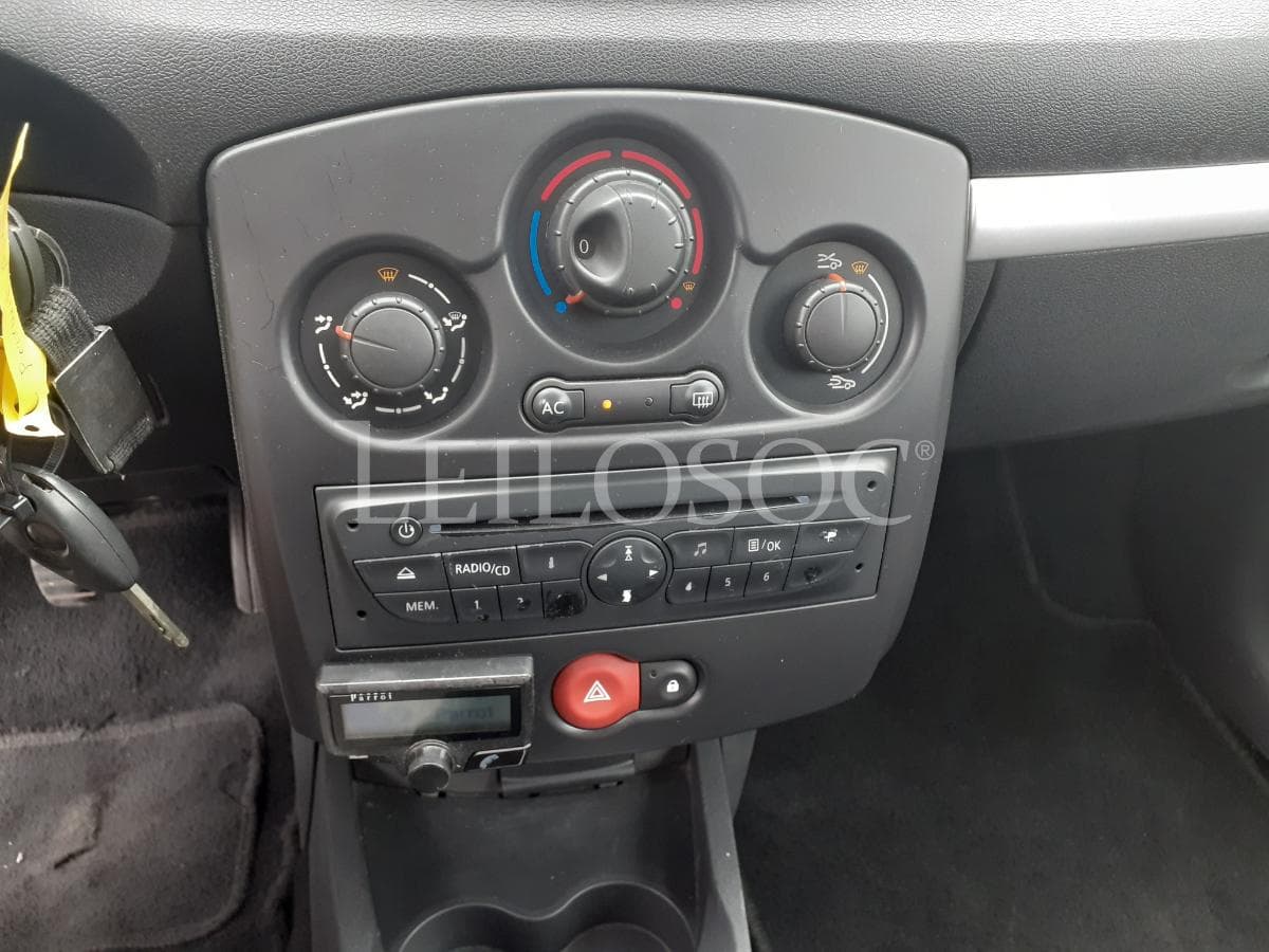 Renault Clio 1.5 DCI · 2 Lugares · Ano 2011 — imagem 12