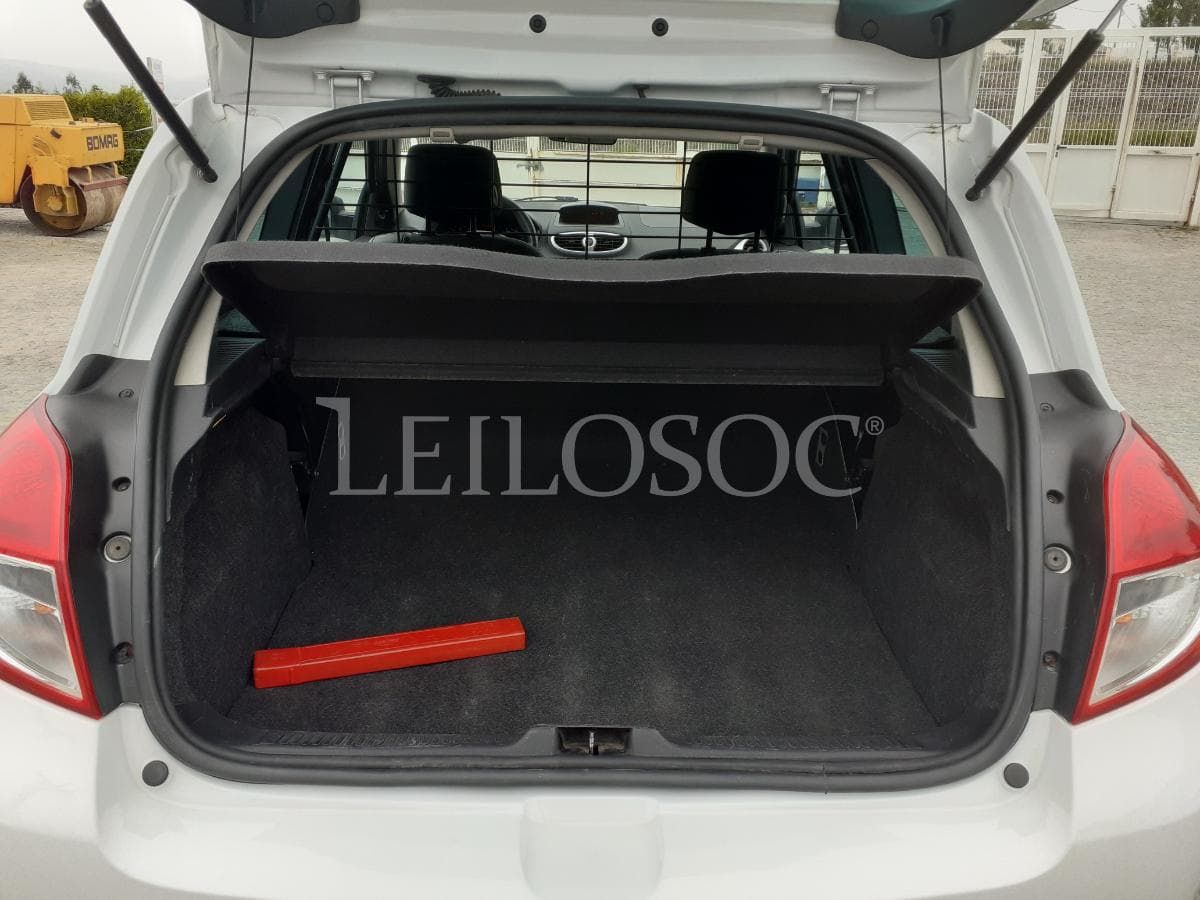 Renault Clio 1.5 DCI · 2 Lugares · Ano 2011 — imagem 16