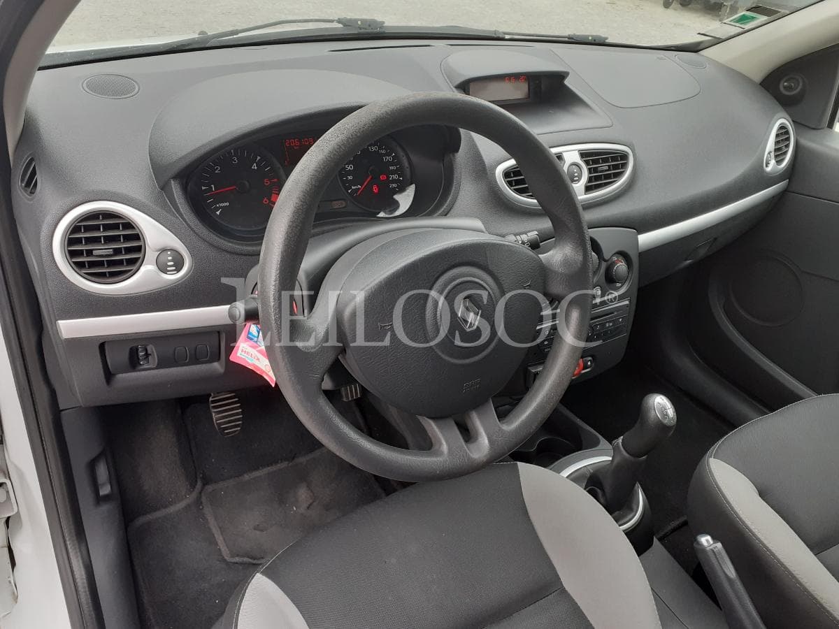 Renault Clio 1.5 DCI · 2 Lugares · Ano 2011 — imagem 10