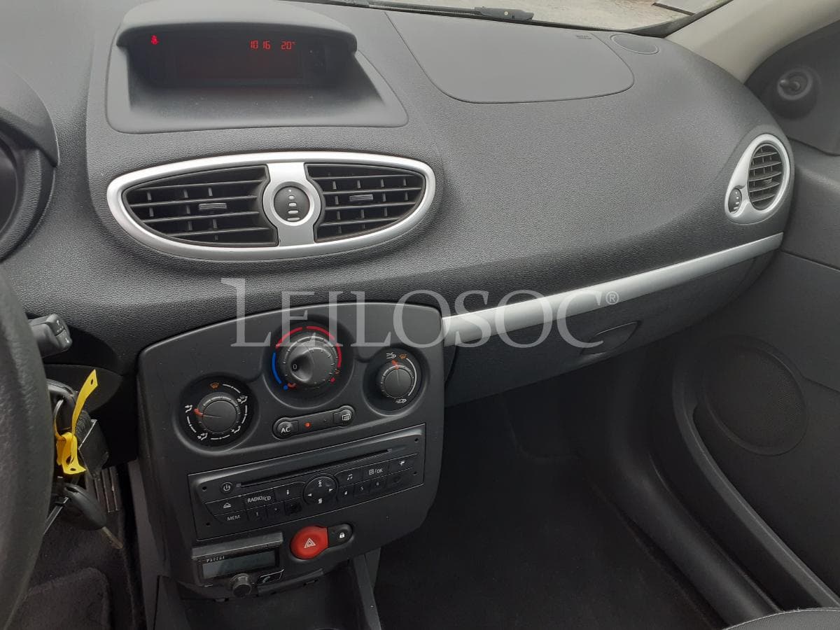 Renault Clio 1.5 DCI · 2 Lugares · Ano 2011 — imagem 14
