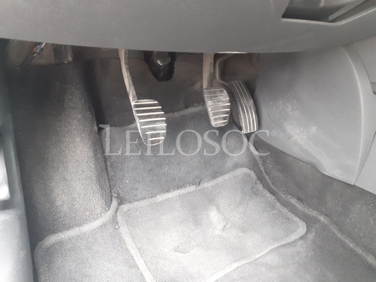Renault Clio 1.5 DCI · 2 Lugares · Ano 2011 — imagem 8