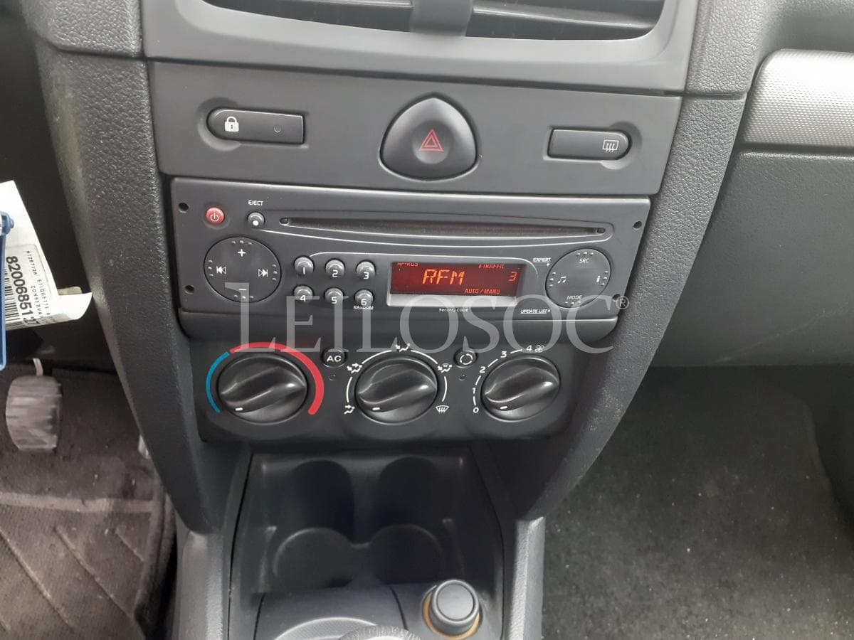 Renault Clio 1.5 DCI · 2 Lugares · Ano 2007 — imagen 10