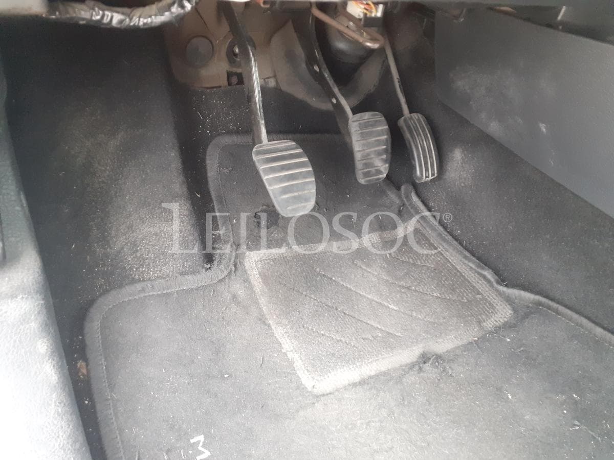 Renault Clio 1.5 DCI · 2 Lugares · Ano 2007 — imagen 6