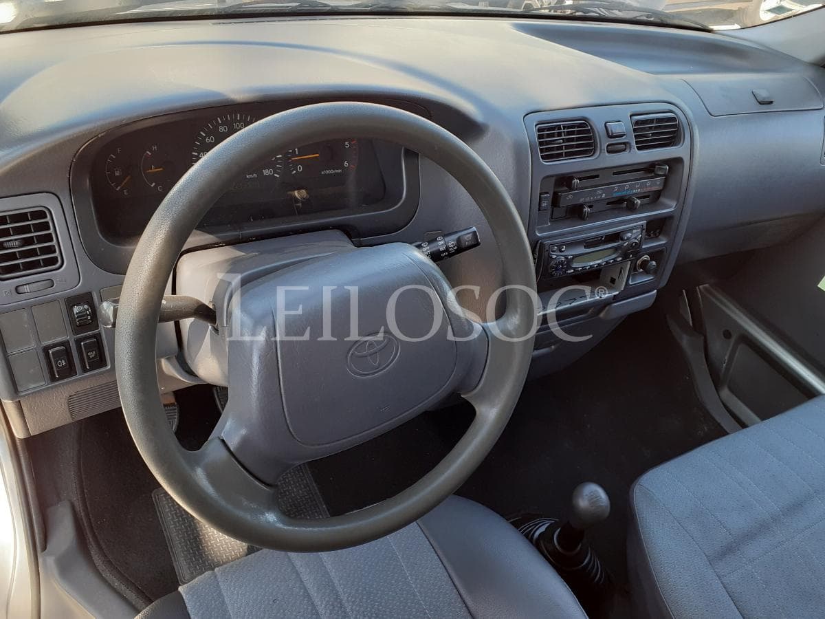 Toyota Hiace 2.5 · 9 Lugares · Ano 2003 — imagen 9