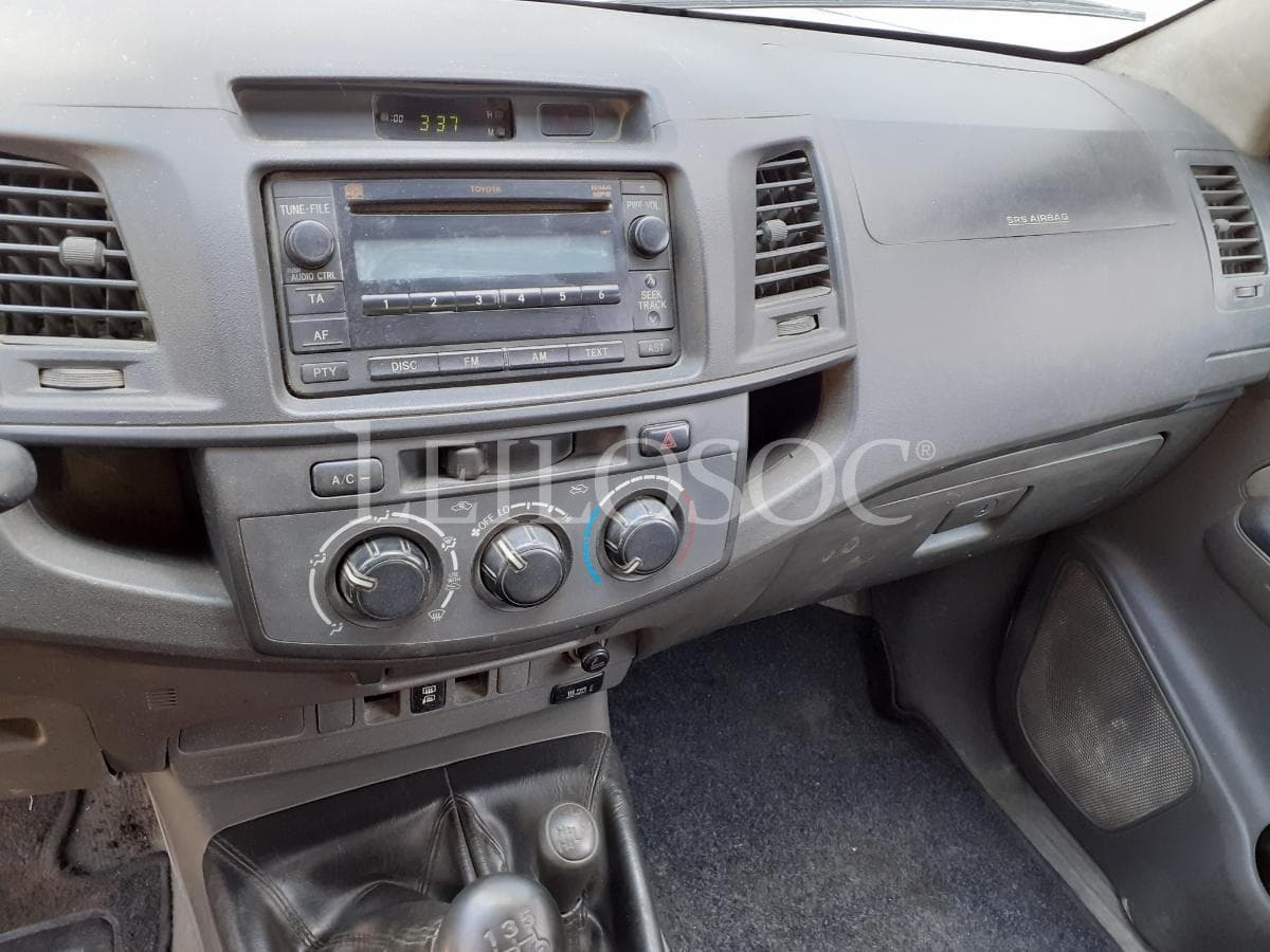 Toyota Hilux 2.5 D4D 4x4 · Ano 2013 — image 9