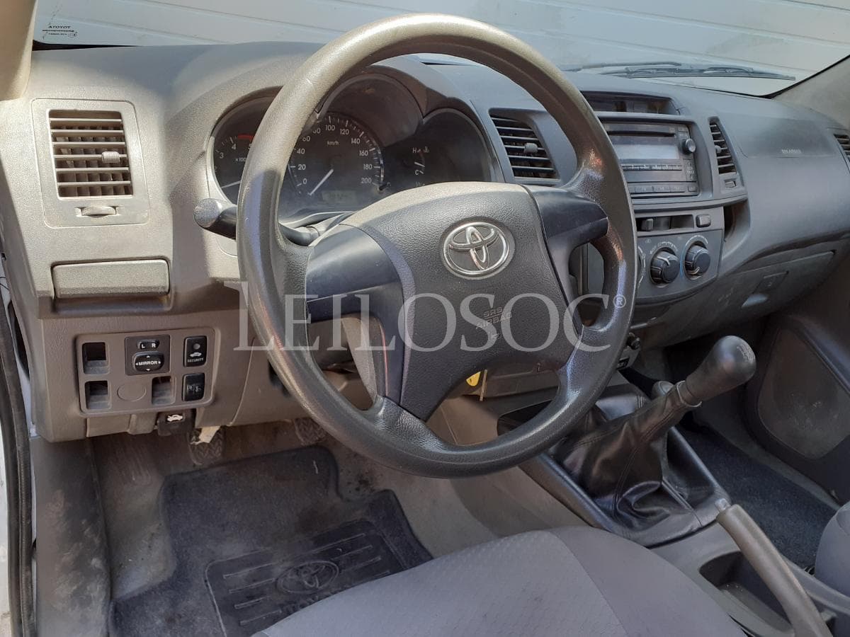 Toyota Hilux 2.5 D4D 4x4 · Ano 2013 — image 11