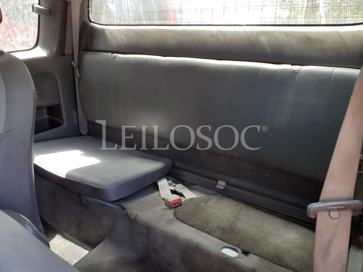 Toyota Hilux 2.5 D4D 4x4 · Ano 2013 — image 12