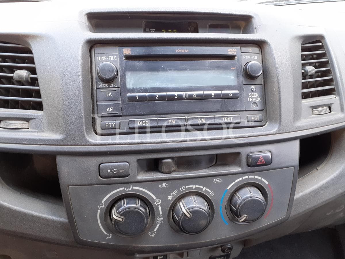Toyota Hilux 2.5 D4D 4x4 · Ano 2013 — image 14
