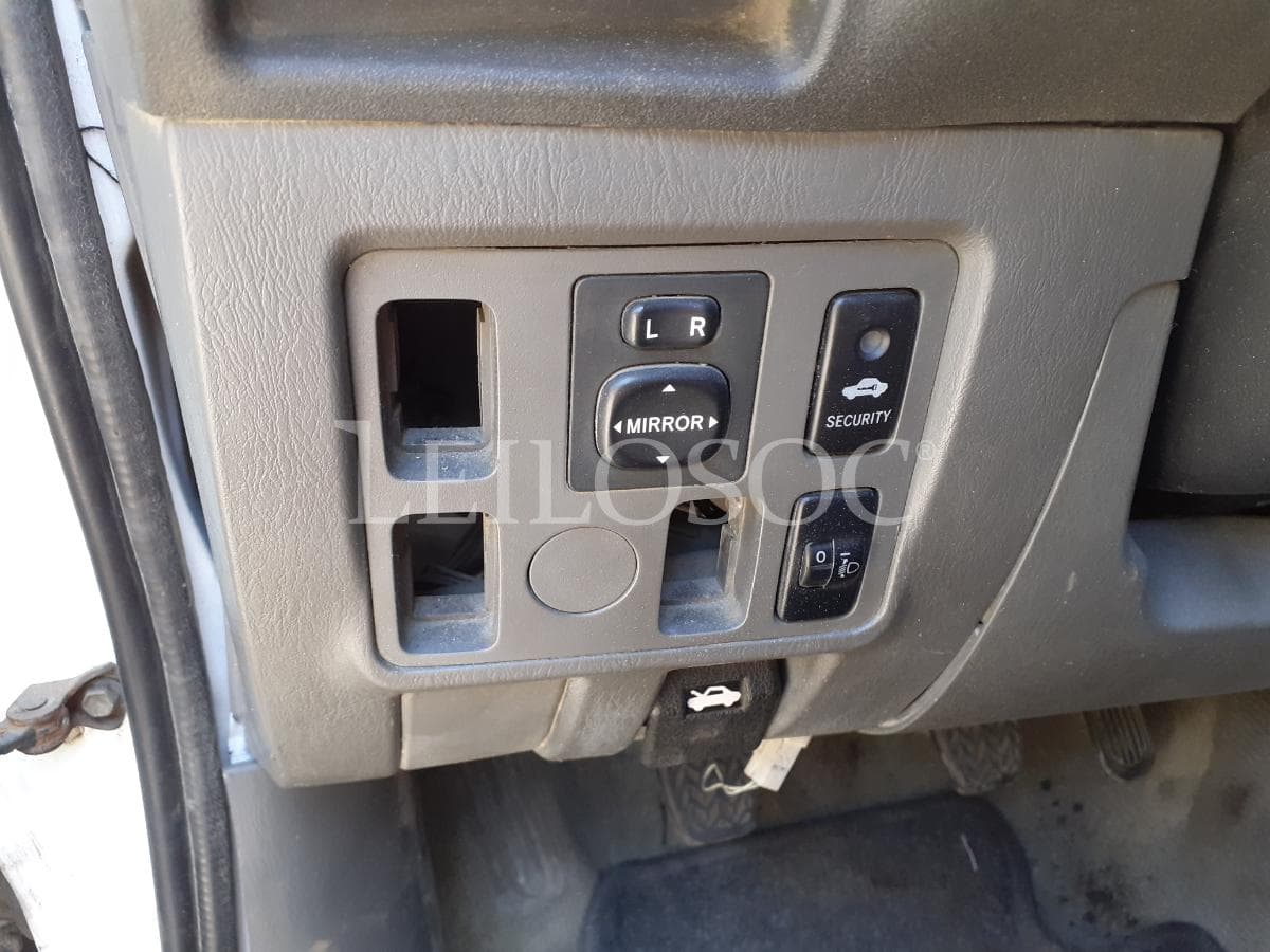 Toyota Hilux 2.5 D4D 4x4 · Ano 2013 — image 15