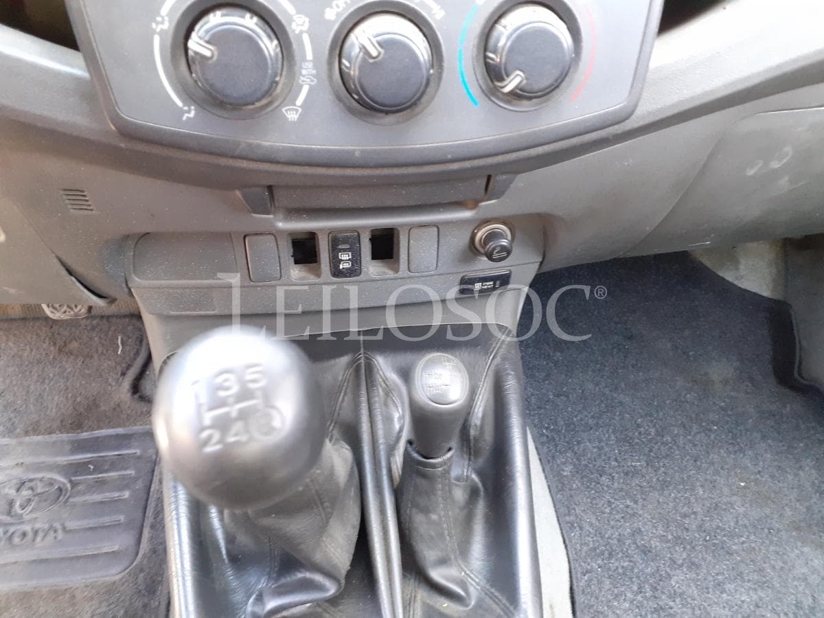 Toyota Hilux 2.5 D4D 4x4 · Ano 2013 — image 16