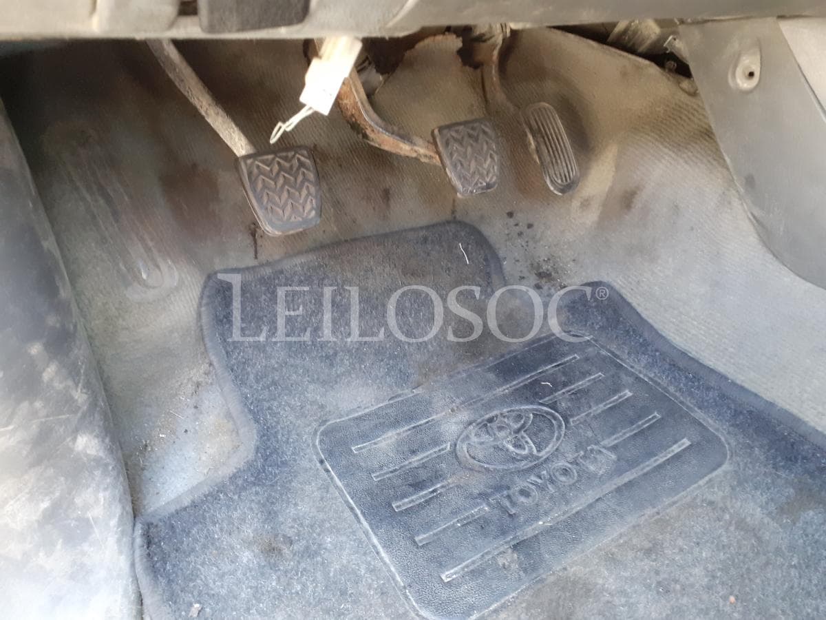 Toyota Hilux 2.5 D4D 4x4 · Ano 2013 — image 17