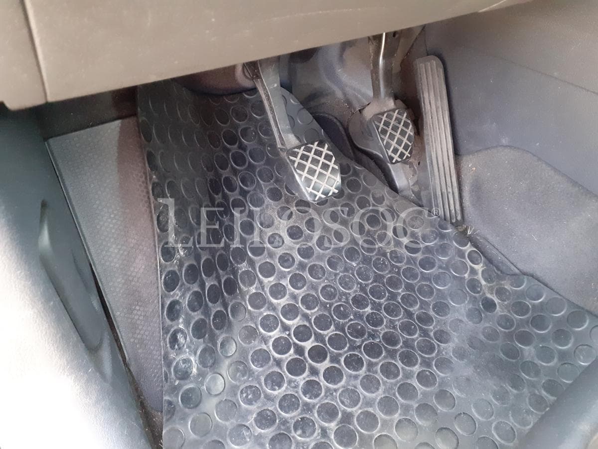 Volkswagen Touran 1.9 TDI · 7 Lugares · Ano 2004 — imagen 8