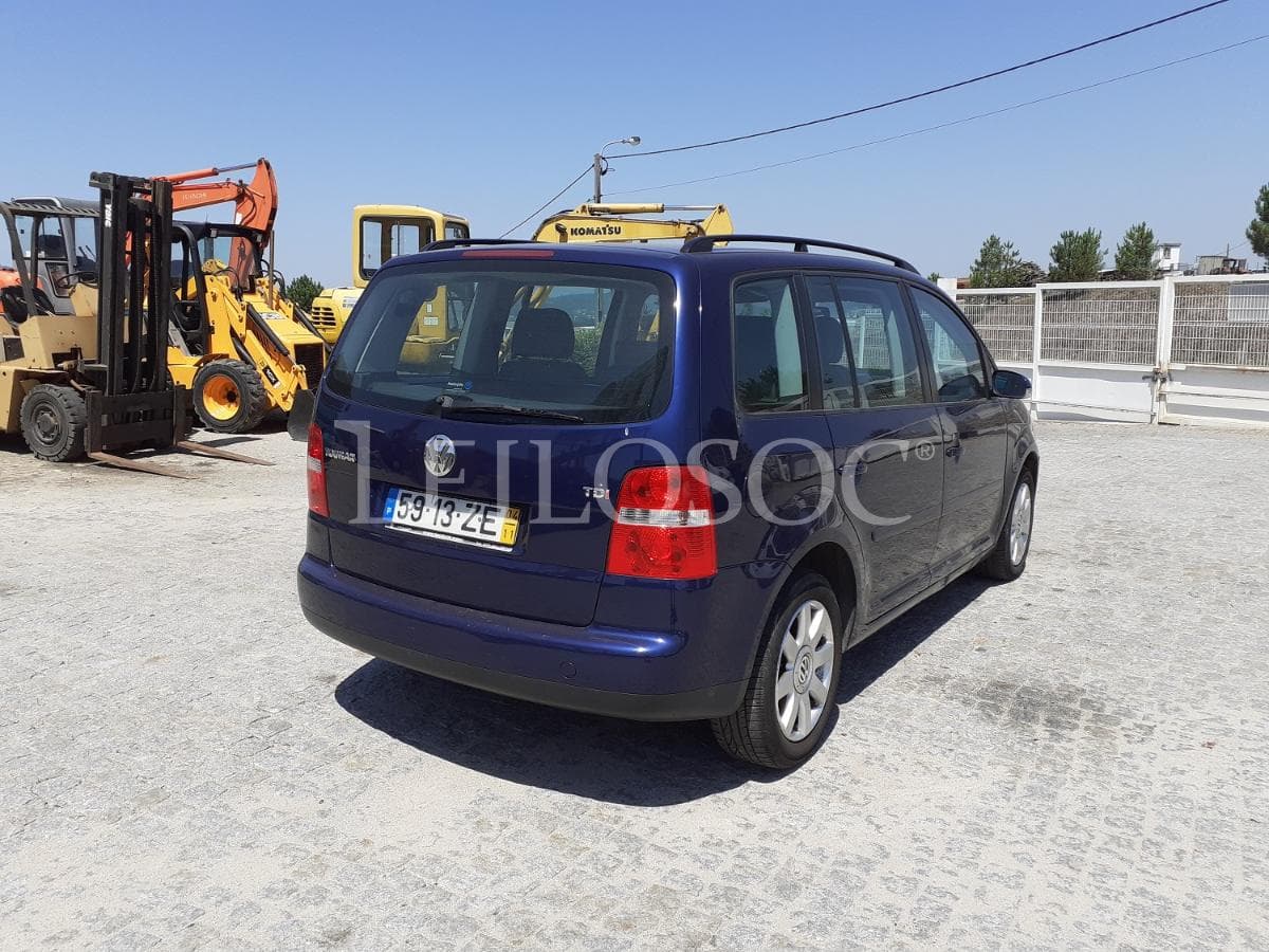 Volkswagen Touran 1.9 TDI · 7 Lugares · Ano 2004 — imagen 4
