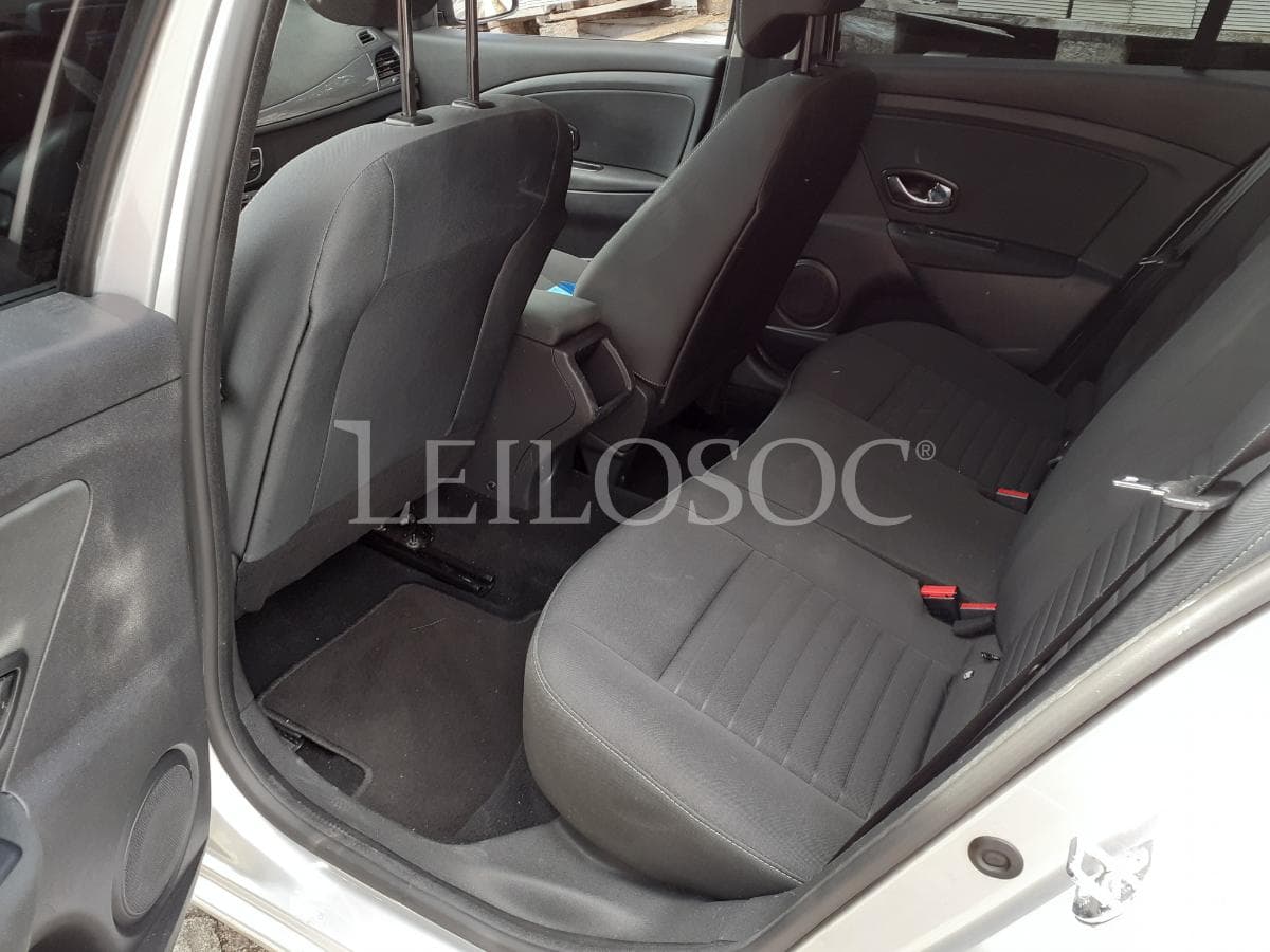 Renault Mégane Sport Tourer 1.5 DCI · Ano 2015 — imagen 14