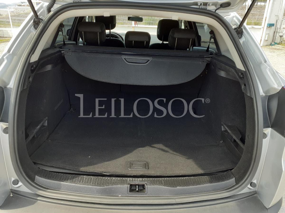 Renault Mégane Sport Tourer 1.5 DCI · Ano 2015 — imagen 8