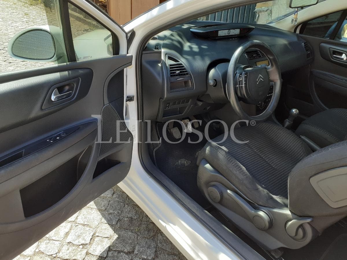 Citroën C4 Coupé 1.6 HDI · Ano 2008 — imagen 9