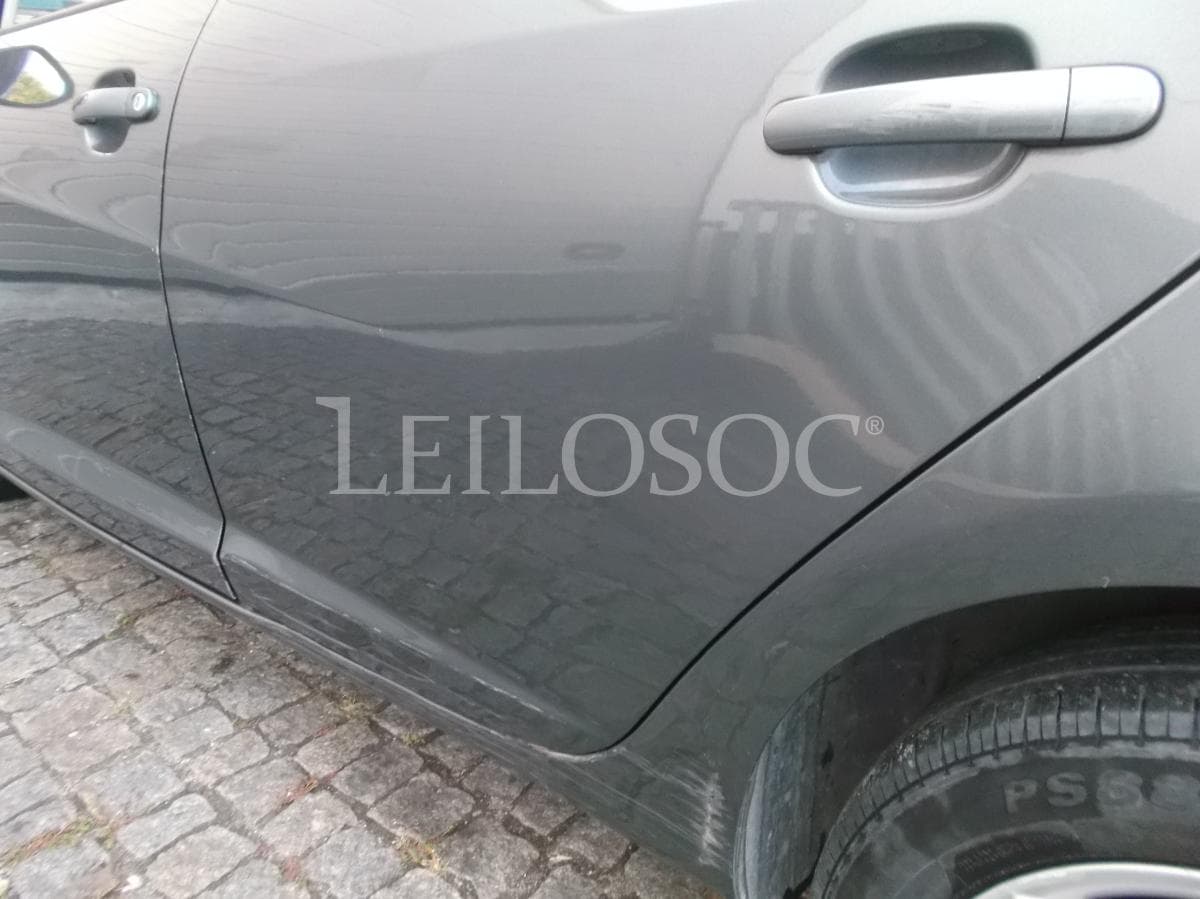 Seat Ibiza 1.2 TDI · Ano 2011 — image 22