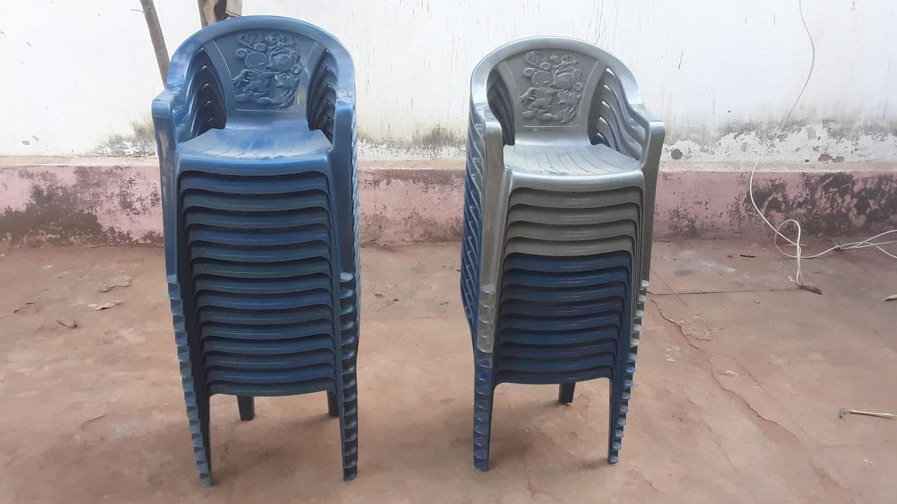 Cadeiras + Quadros + Mesinhas · — imagem 1
