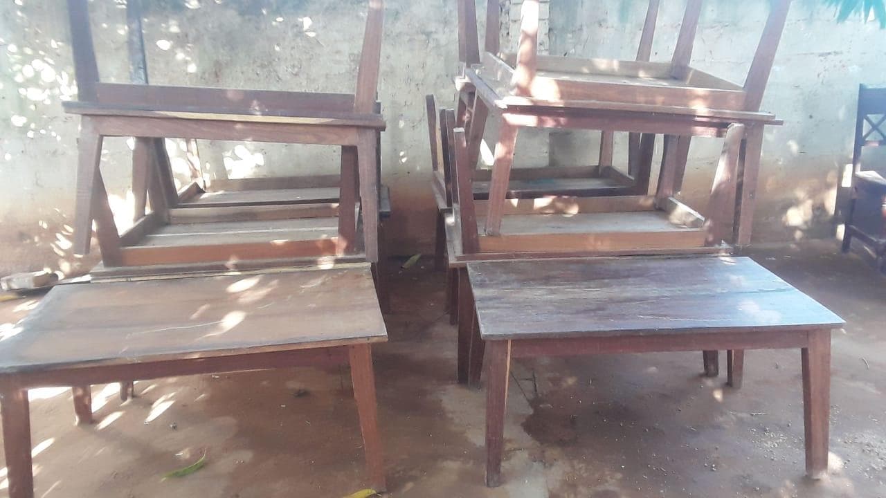 Cadeiras + Quadros + Mesinhas · — imagem 3
