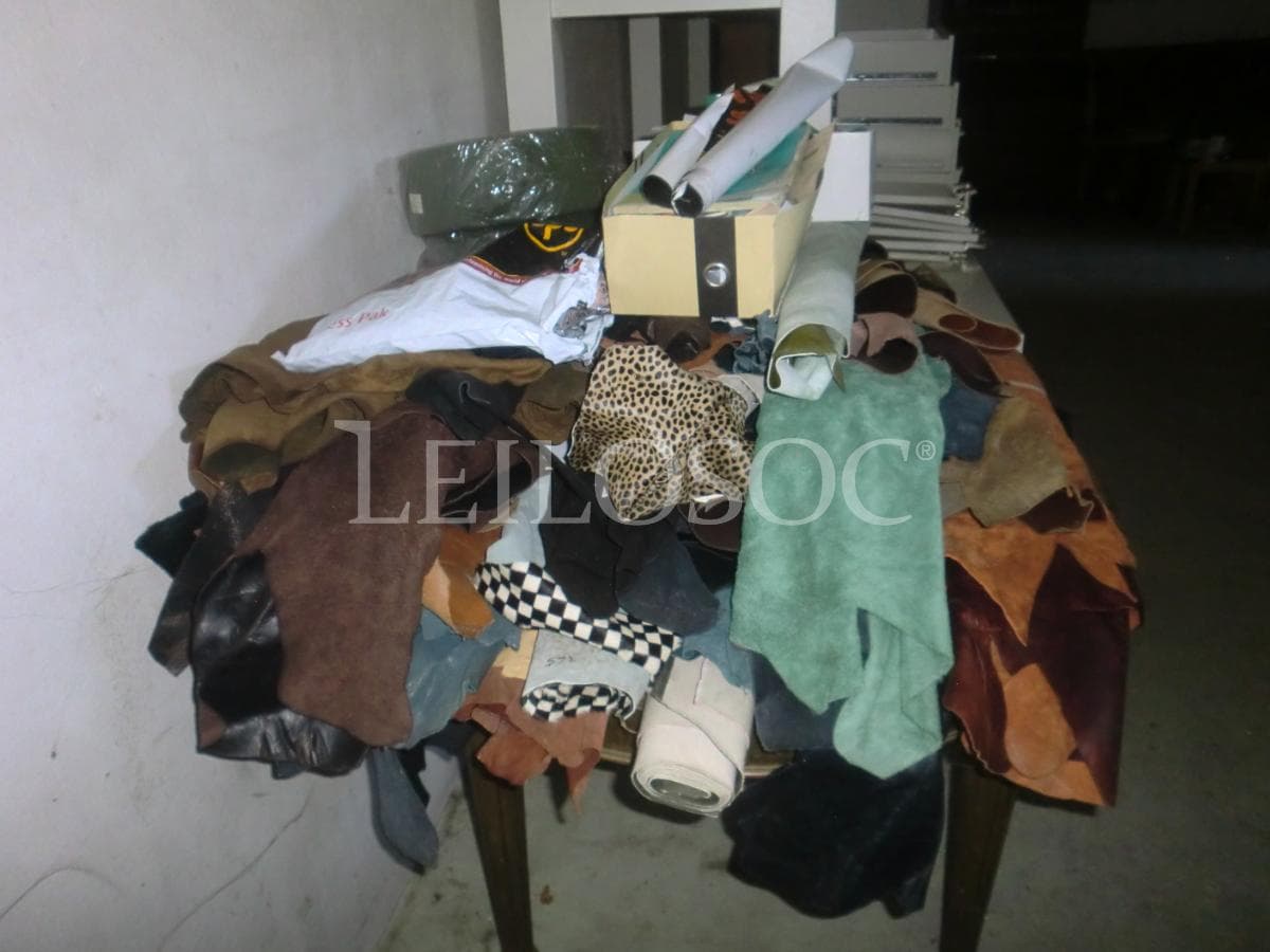 Mobiliário de Escritório + Lote de restos de pele — imagen 8