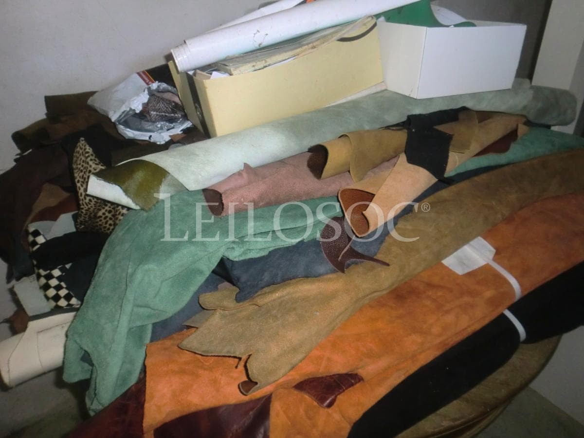 Mobiliário de Escritório + Lote de restos de pele — imagen 7