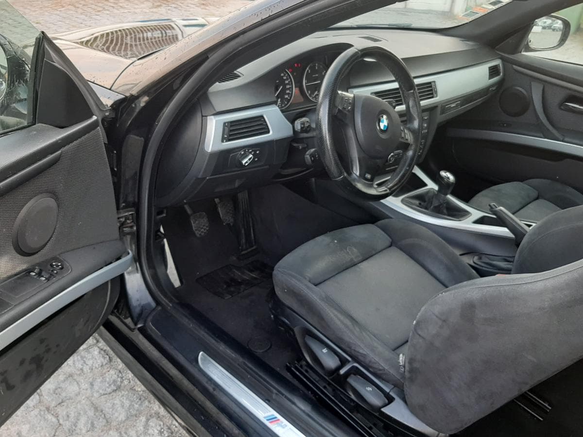BMW 320D Coupé · Ano 2009 — imagem 12