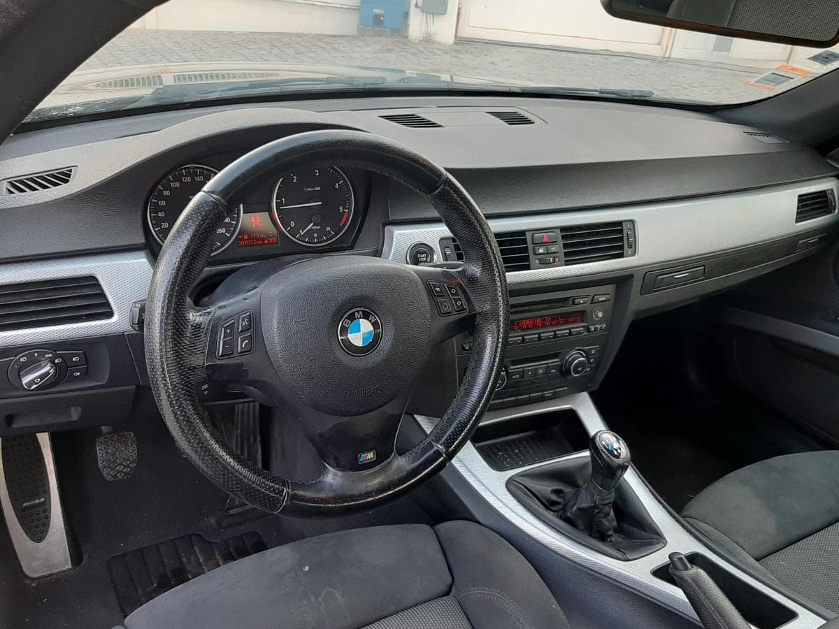 BMW 320D Coupé · Ano 2009 — imagem 17