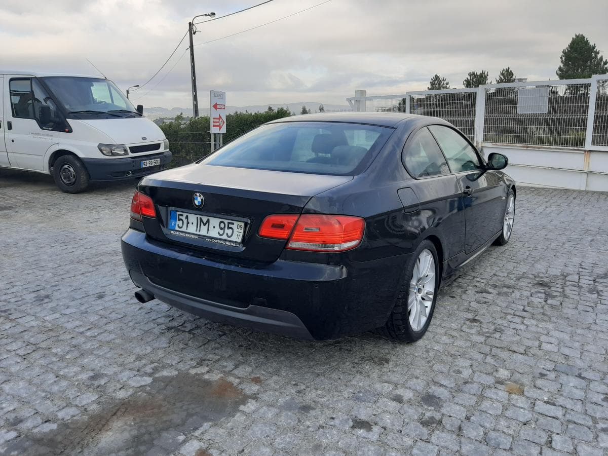 BMW 320D Coupé · Ano 2009 — imagem 4
