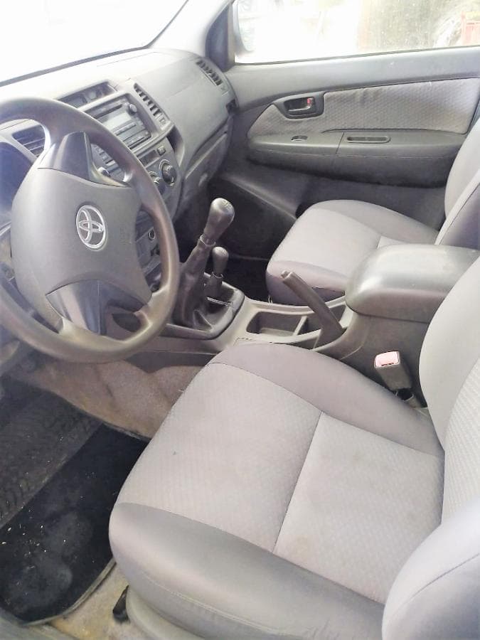 Toyota Hilux 4x4 — image 6