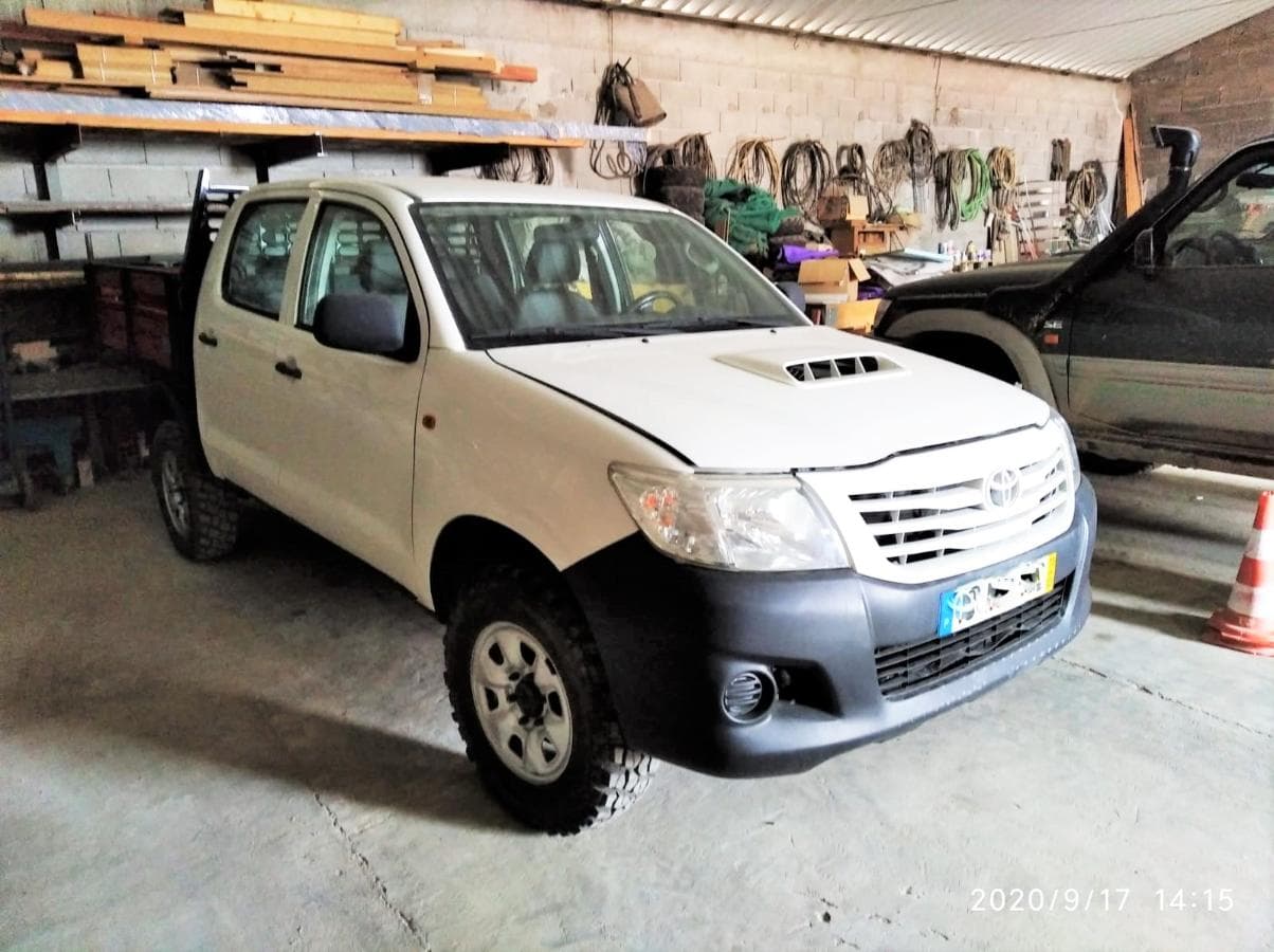 Toyota Hilux 4x4 — image 2