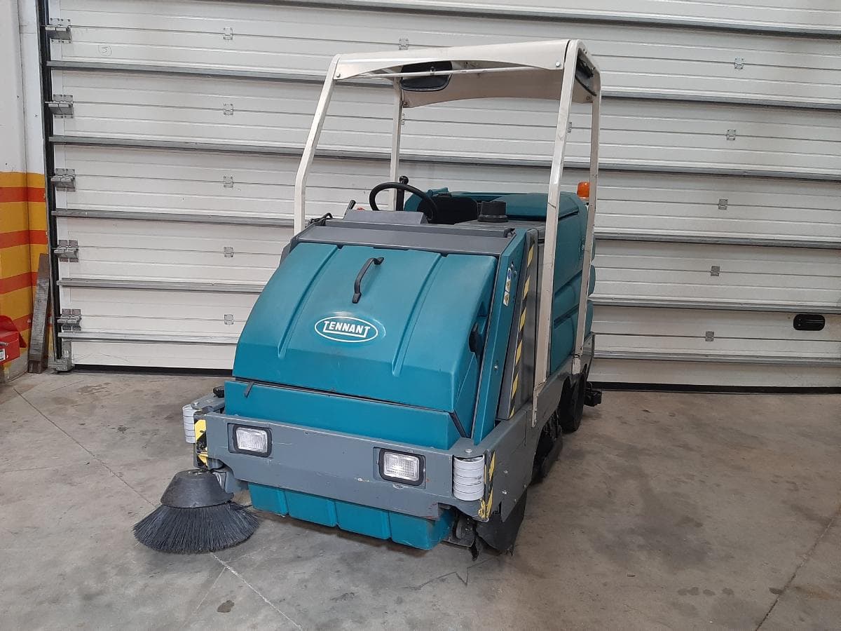 Varredora e Lavadora Tennant 8300 — imagem 1