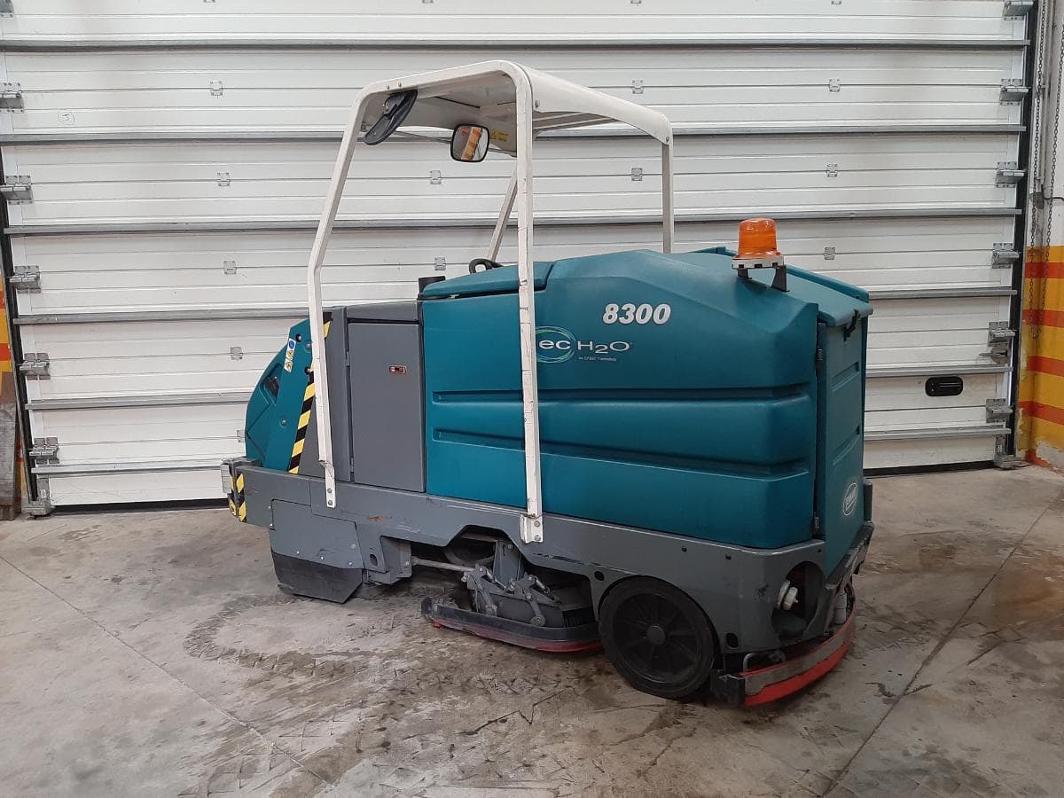 Varredora e Lavadora Tennant 8300 — imagem 4
