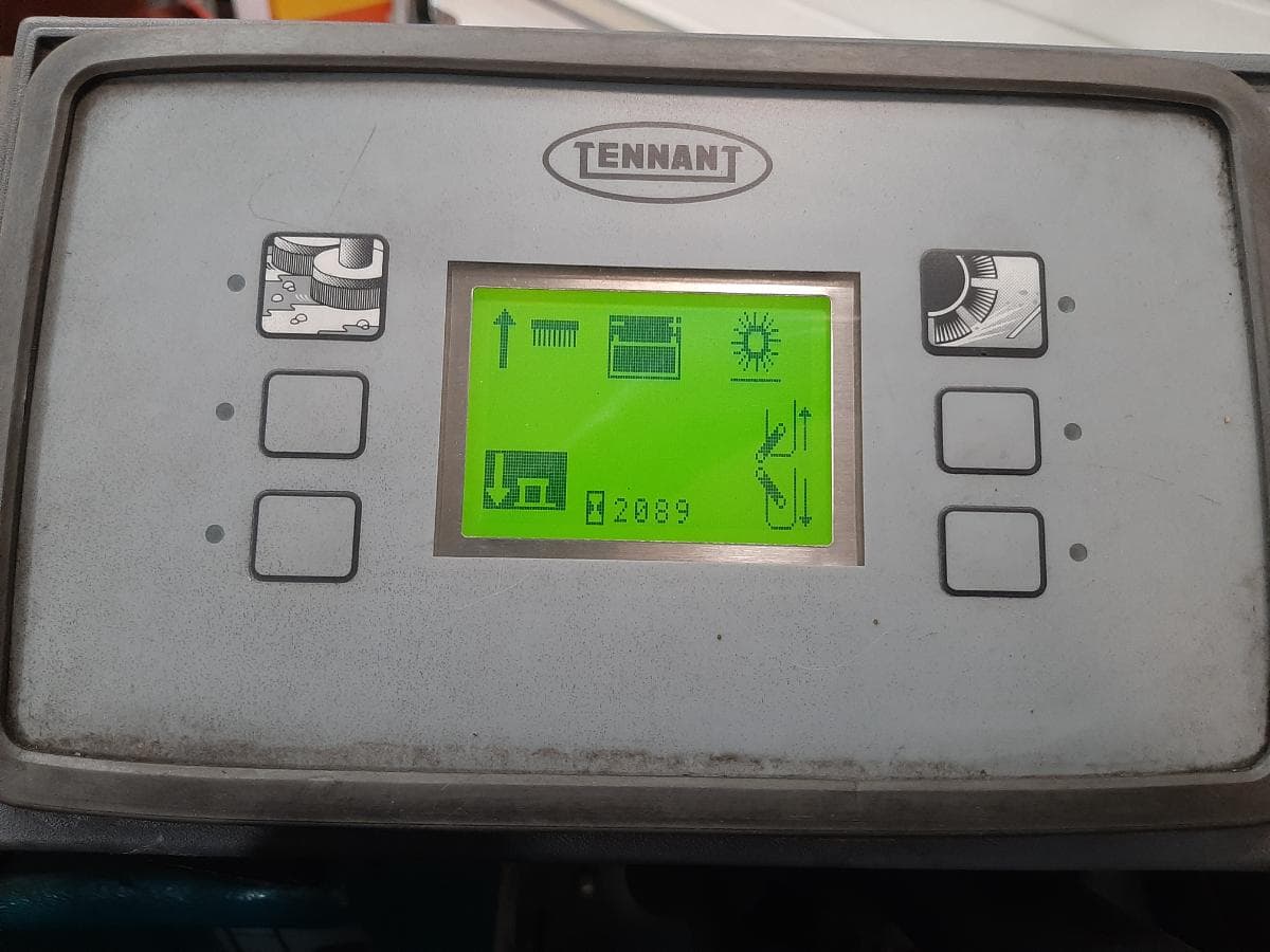 Varredora e Lavadora Tennant 8300 — imagem 13