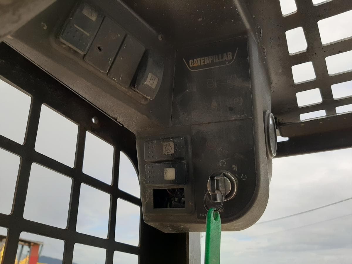 Mini Pá Carregadora CAT 216 — imagem 12