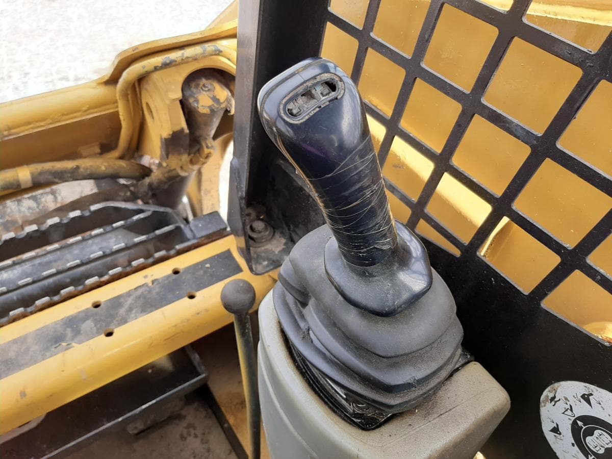 Mini Pá Carregadora CAT 216 — imagem 11