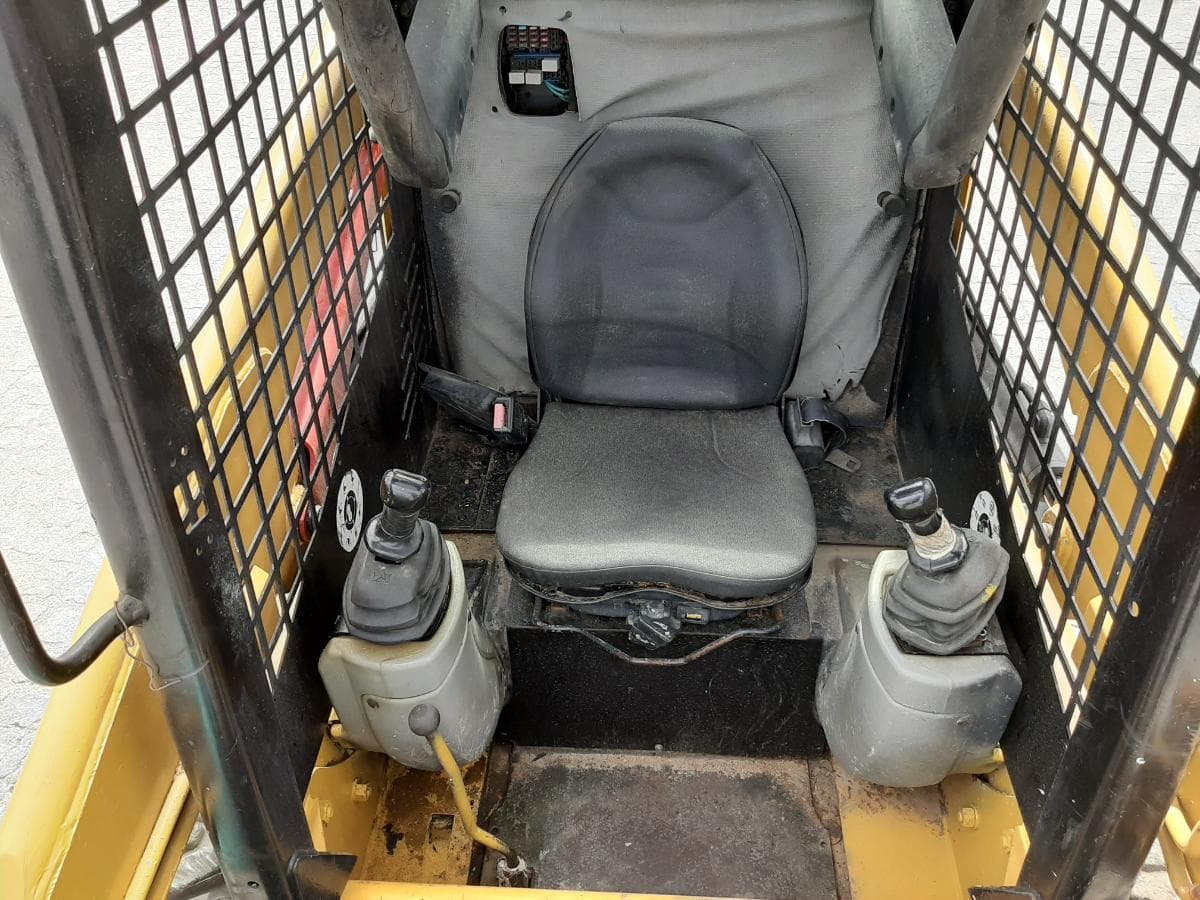 Mini Pá Carregadora CAT 216 — imagem 9