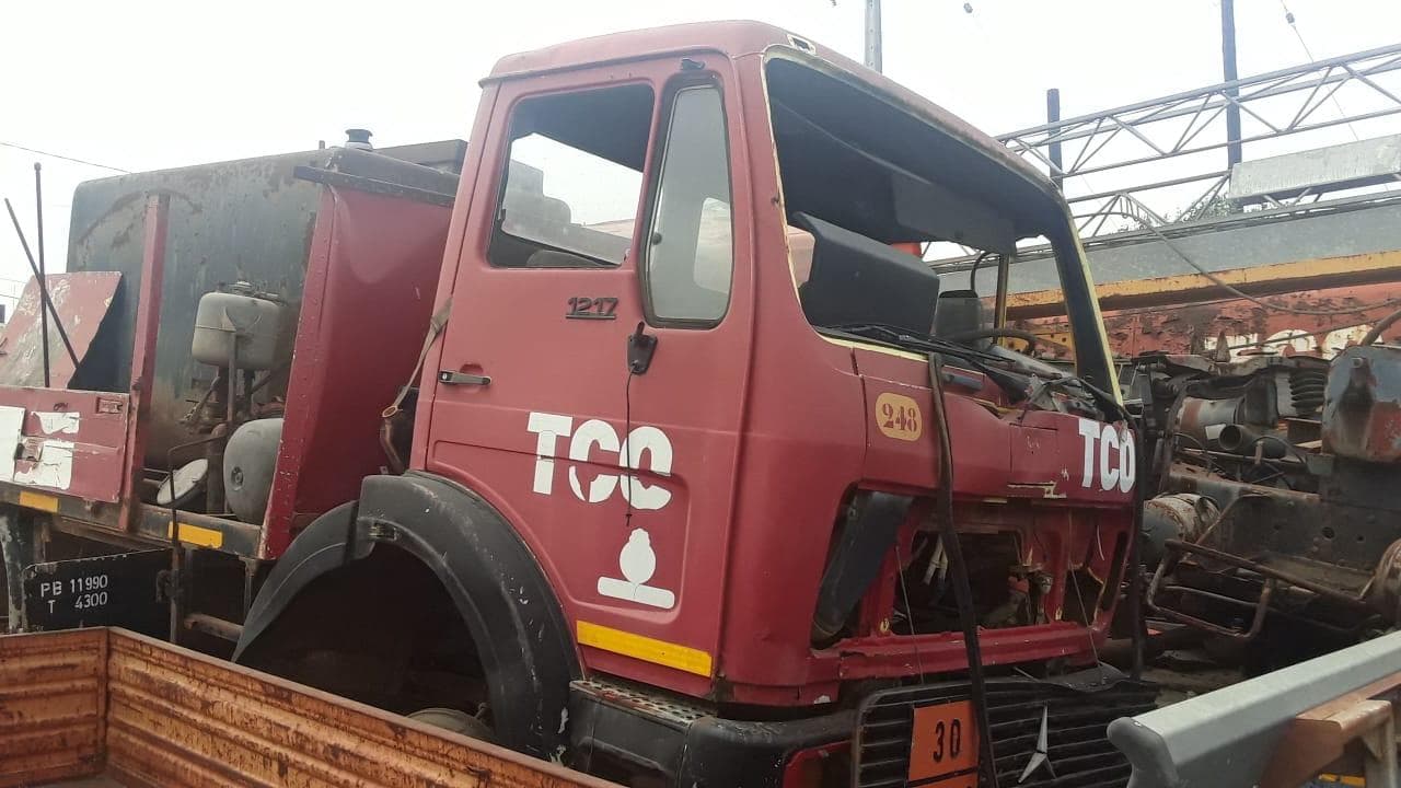Mercedes Benz 1217- sucata · — imagem 3