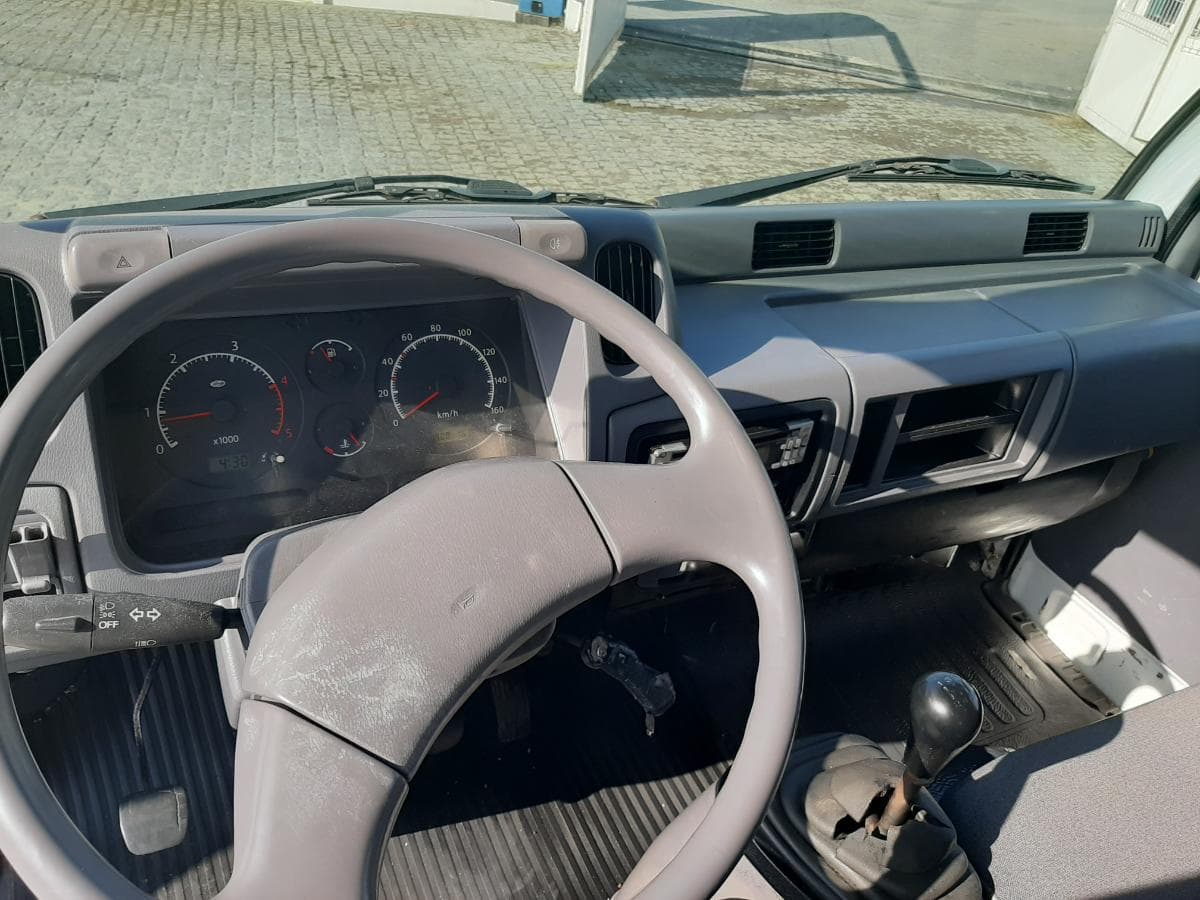 Nissan Cabstar · 9 Lugares · Ano 2005 — imagem 9