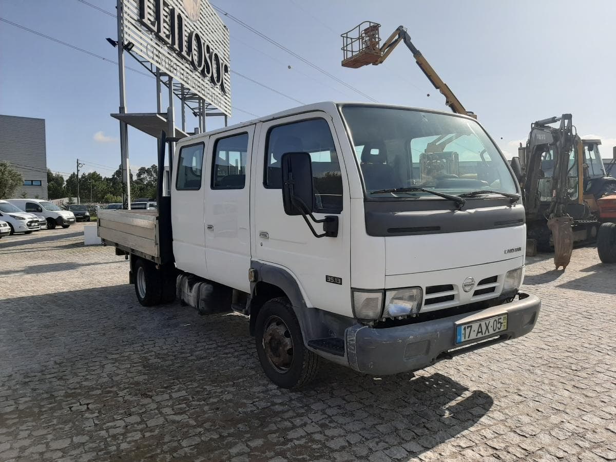Nissan Cabstar · 9 Lugares · Ano 2005 — imagem 1