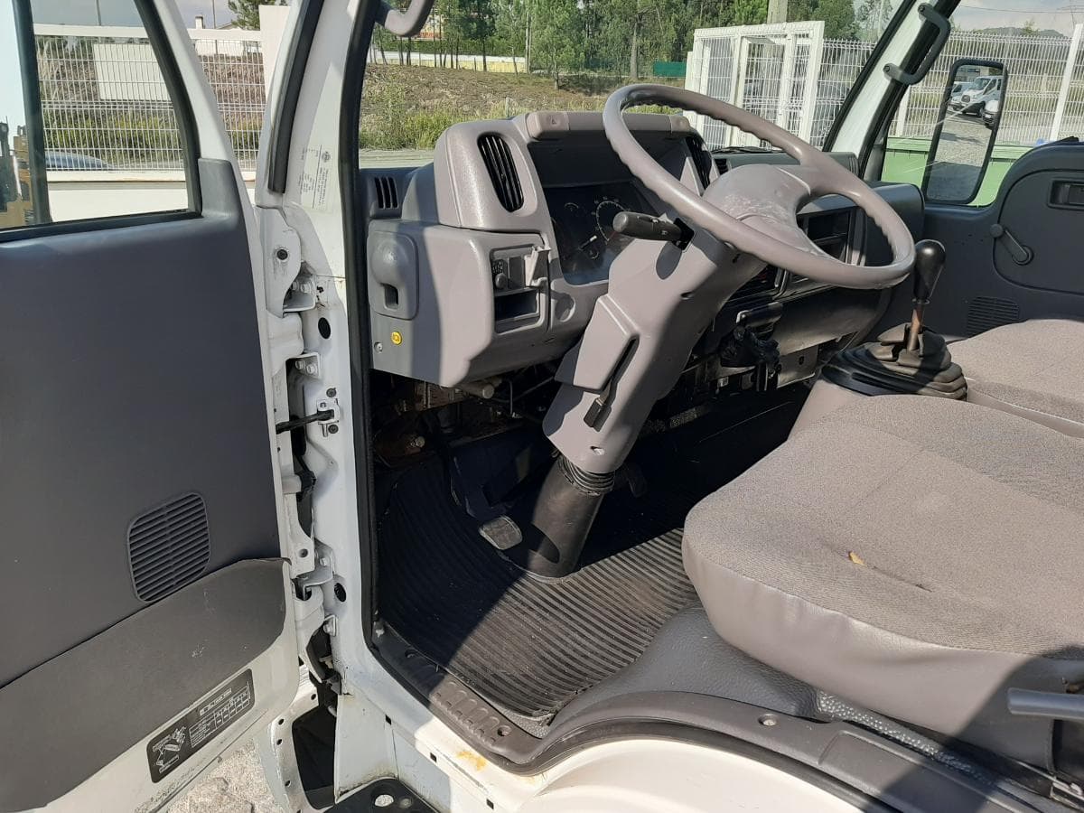 Nissan Cabstar · 9 Lugares · Ano 2005 — imagem 8