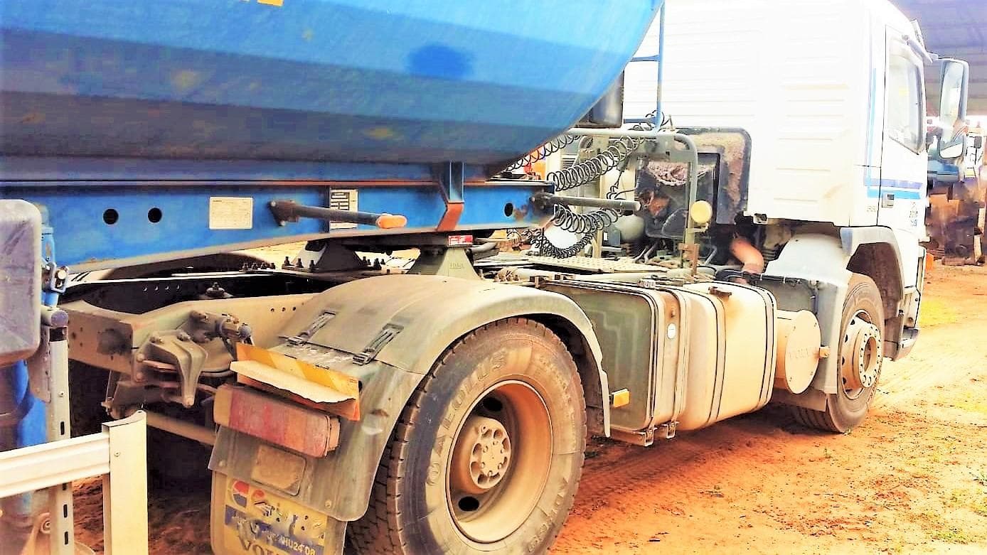 Cabeza tractora Volvo y Banera hardox — imagem 7