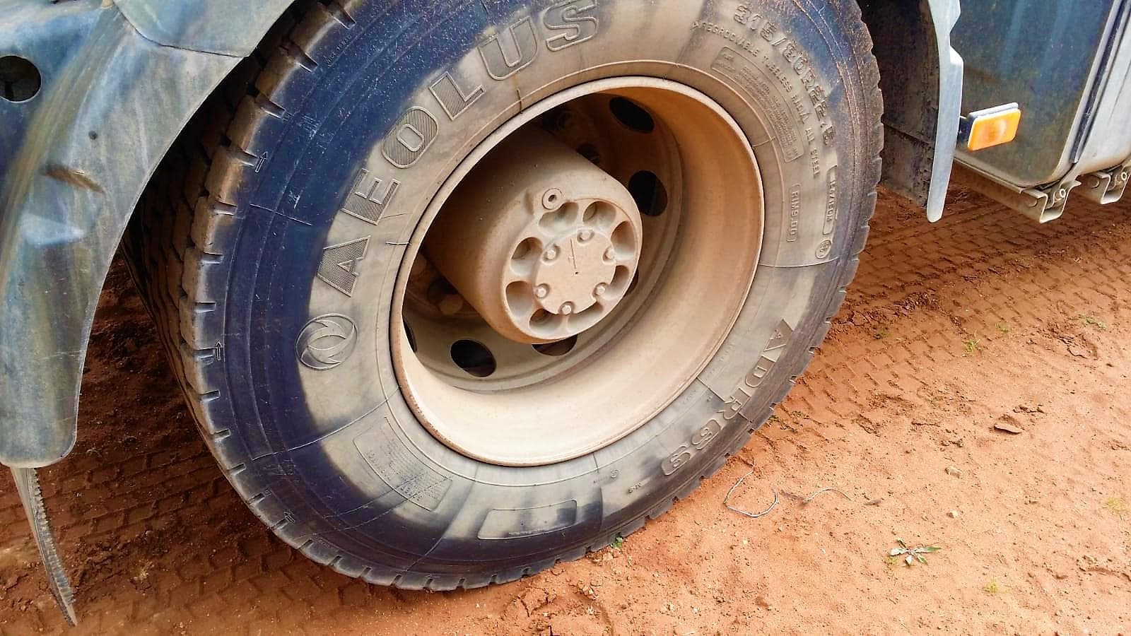 Cabeza tractora Volvo y Banera hardox — imagem 13