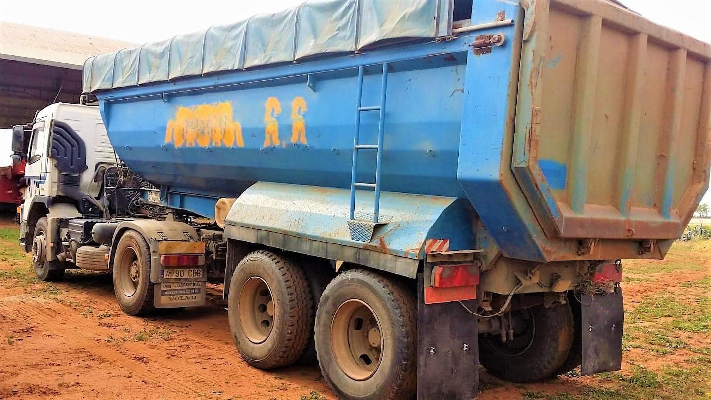 Cabeza tractora Volvo y Banera hardox — imagem 10