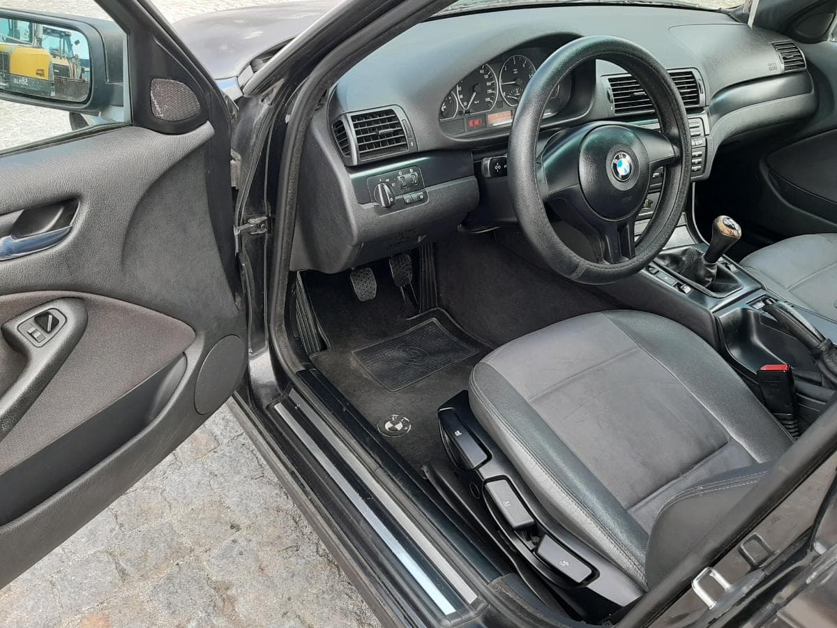 BMW 320D Touring · Ano 2003 — imagem 9