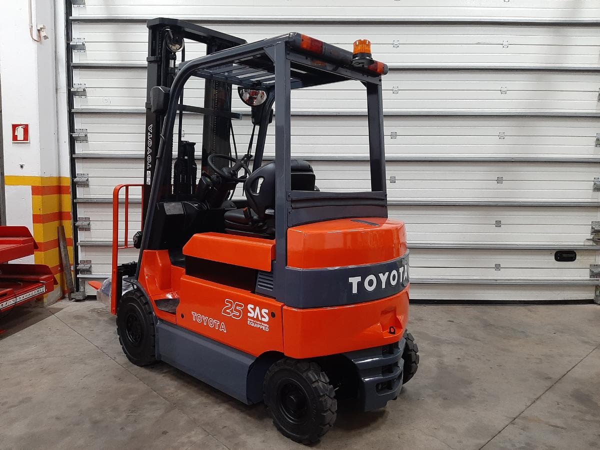Empilhador Toyota 25 · Elétrico · Ano 2005 — imagem 4
