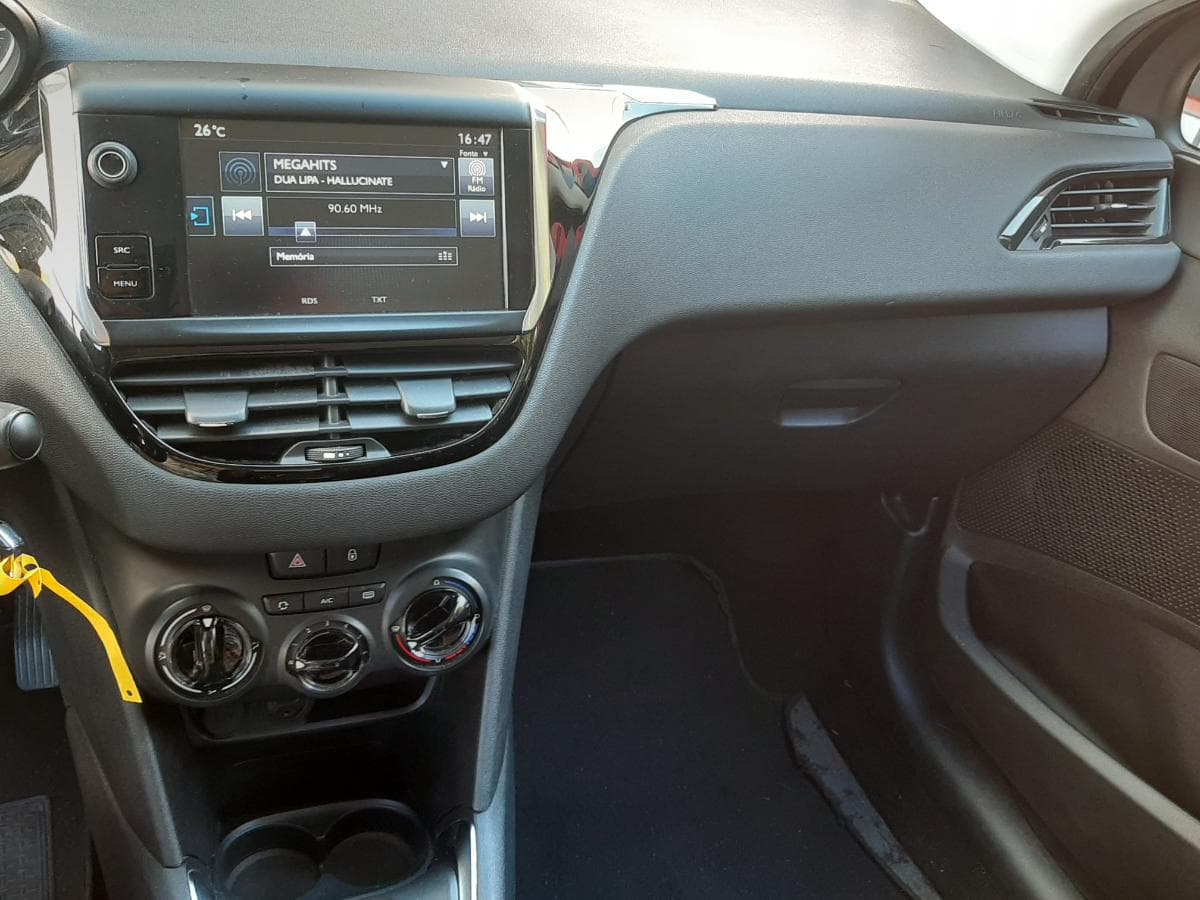 Peugeot 208 1.6 Blue HDI · Ano 2015 — imagem 16