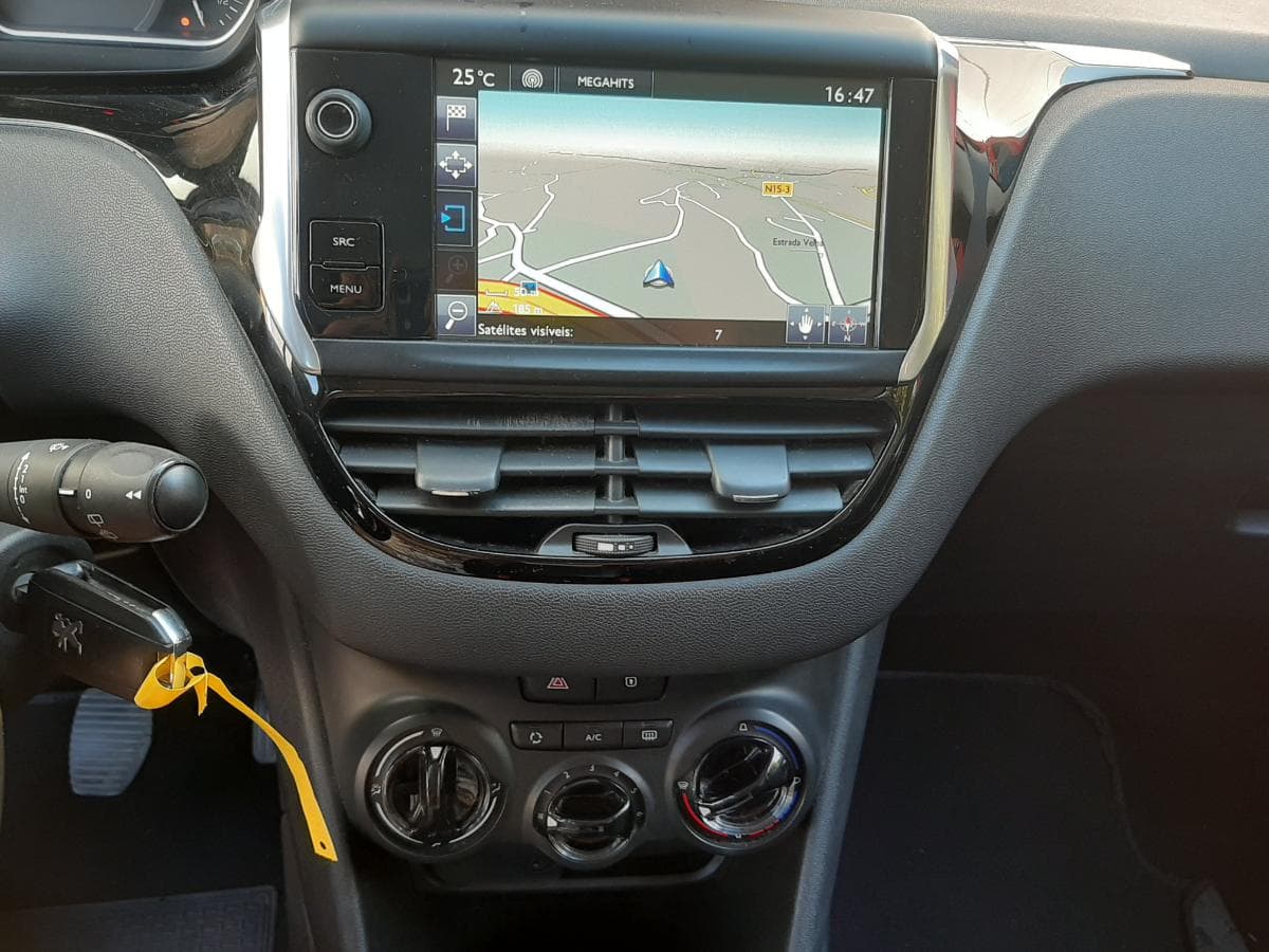 Peugeot 208 1.6 Blue HDI · Ano 2015 — imagem 19