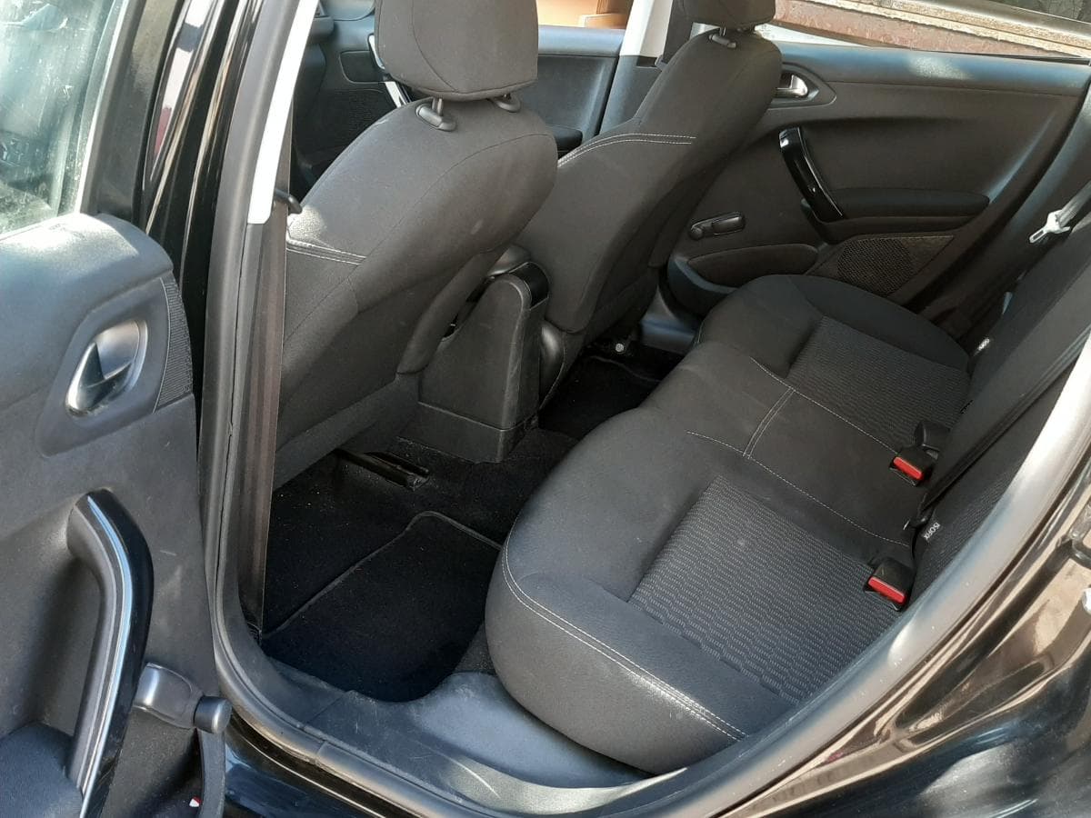 Peugeot 208 1.6 Blue HDI · Ano 2015 — imagem 18