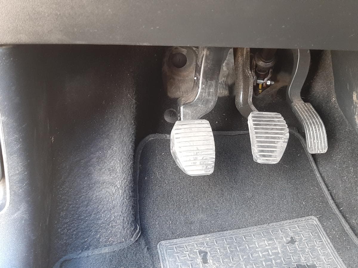 Peugeot 208 1.6 Blue HDI · Ano 2015 — imagem 20