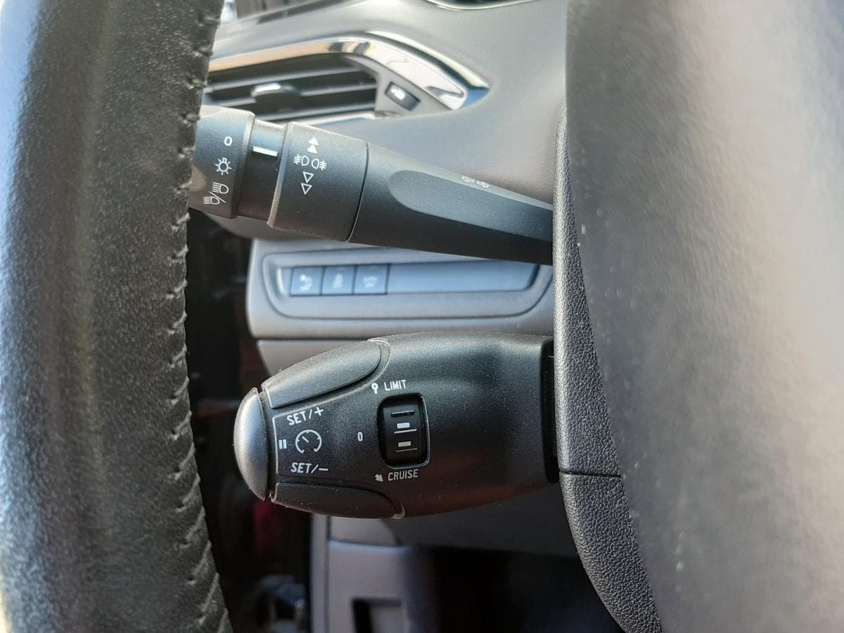 Peugeot 208 1.6 Blue HDI · Ano 2015 — imagem 22